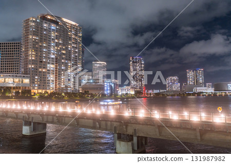 東京:塔樓公寓和晴海橋的夜景 東京:塔樓公寓和晴海橋的夜景 131987982