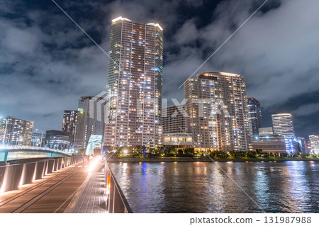 Tokyo: Night view of tower apartments and Harumi Bridge 131987988
