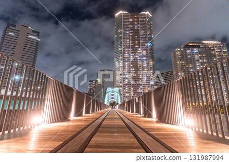 Tokyo: Night view of tower apartments and Harumi Bridge 131987994