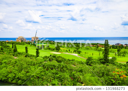 A resort hotel golf course where the refreshing blue tropical sky, blue sea, and vibrant grass stand out (Miyakojima City, Okinawa Prefecture) 131988273
