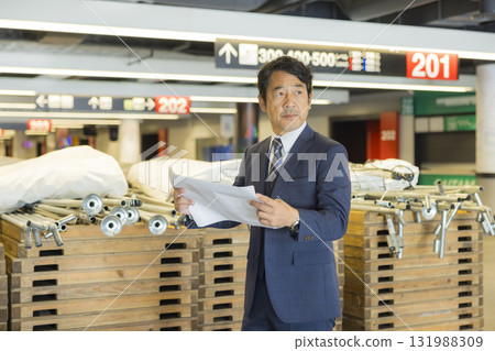 一位穿著西裝的中年男子主持了這場活動 一位穿著西裝的中年男子主持了這場活動 131988309