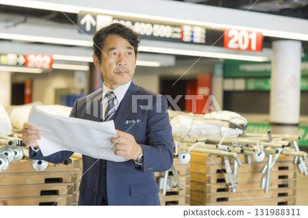 一位穿著西裝的中年男子主持了這場活動 131988311