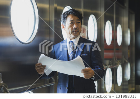一位穿著西裝的中年男子主持了這場活動 一位穿著西裝的中年男子主持了這場活動 131988315