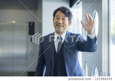 商人在辦公大樓裡行走 131988345