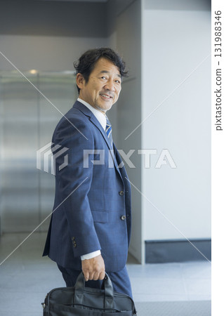商人在辦公大樓裡行走 商人在辦公大樓裡行走 131988346