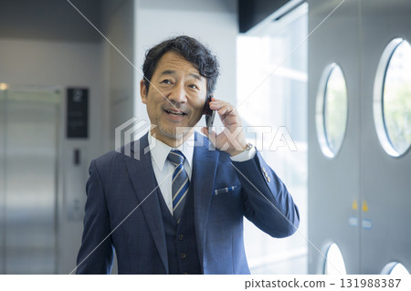 商人在辦公大樓裡行走 商人在辦公大樓裡行走 131988387