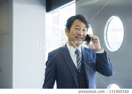 商人在辦公大樓裡行走 商人在辦公大樓裡行走 131988388