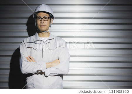 一名身穿工作服、戴著頭盔的男子 131988560