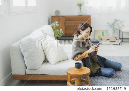 有智慧型手機的女人 有智慧型手機的女人 131988749
