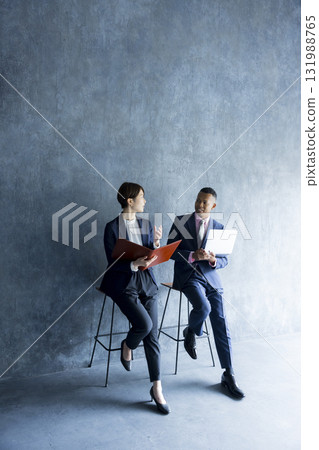 Businessmen and businesswomen who make arrangements Businessmen and businesswomen who make arrangements 131988765