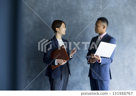 Businessmen and businesswomen who make arrangements 131988767