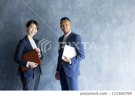 Businessmen and businesswomen who make arrangements 131988769
