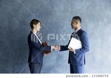 Businessmen and businesswomen who make arrangements 131988774