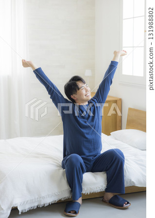 躺在床上伸展的男人 躺在床上伸展的男人 131988802