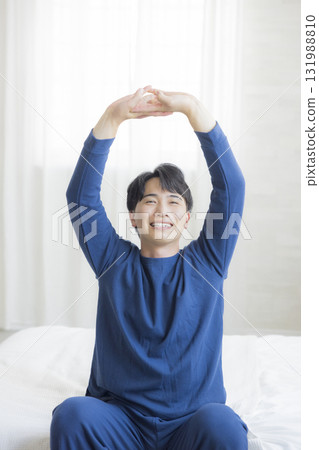 躺在床上伸展的男人 躺在床上伸展的男人 131988810