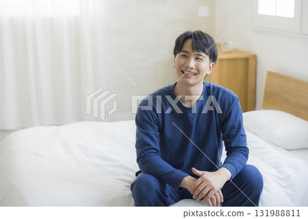 躺在床上伸展的男人 131988811