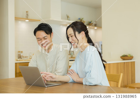 年輕夫婦,電腦 年輕夫婦,電腦 131988965