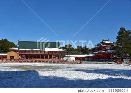 Heian Shrine on a snowy day 131989024