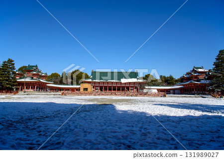Heian Shrine on a snowy day 131989027
