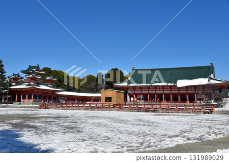 Heian Shrine on a snowy day Heian Shrine on a snowy day 131989029