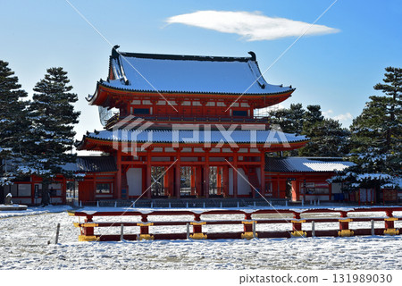 Heian Shrine on a snowy day Heian Shrine on a snowy day 131989030