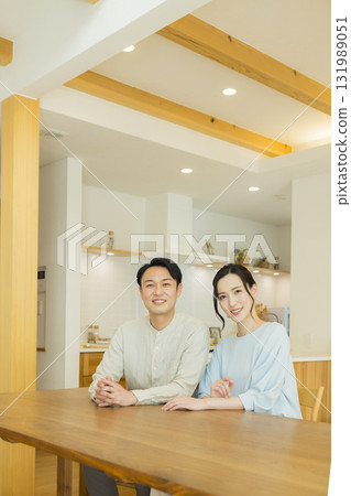 A couple who talks with a smile 131989051