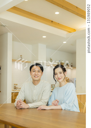 A couple who talks with a smile 131989052