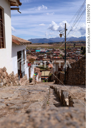 View of the streets of the town of Chinchero in Cusco. 131989079