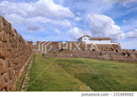 View of the ruins of the Inca temple of Chinchero in Cusco. 131989082