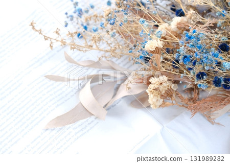 Dried flowers and English newspaper background 131989282