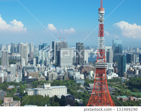 從麻布台山俯瞰東京高塔、芝公園和濱松町。城市景觀(2025年9月) 從麻布台山俯瞰東京高塔、芝公園和濱松町。城市景觀(2025年9月) 131989290