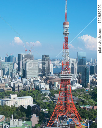 從麻布台山俯瞰東京高塔、芝公園和濱松町。城市景觀(2025年9月) 從麻布台山俯瞰東京高塔、芝公園和濱松町。城市景觀(2025年9月) 131989291