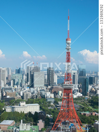 從麻布台山俯瞰東京高塔、芝公園和濱松町。城市景觀(2025年9月) 從麻布台山俯瞰東京高塔、芝公園和濱松町。城市景觀(2025年9月) 131989292
