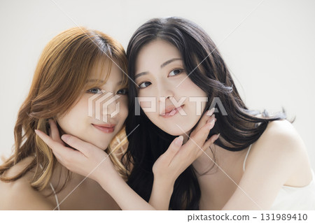 Friendly beauty sister Friendly beauty sister 131989410