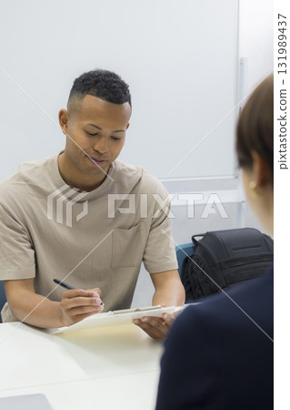 一名女子向一名外國男子解釋 一名女子向一名外國男子解釋 131989437