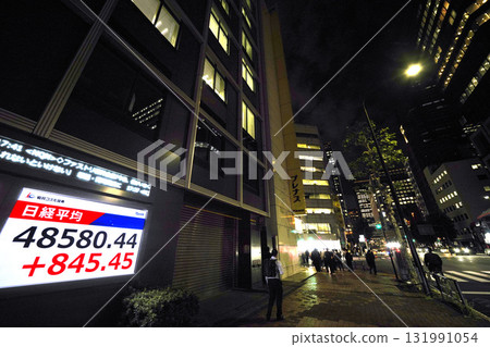 Tokyo cityscape in Japan hits 48,000 yen mark for the first time, reaching a new record high of 48,580 yen 44 sen, stock price/closing price = 9th, Nihonbashi Kabutocho Tokyo cityscape in Japan hits 48,000 yen mark for the first time, reaching a new record high of 48,580 yen 44 sen, stock price/closing price = 9th, Nihonbashi Kabutocho 131991054