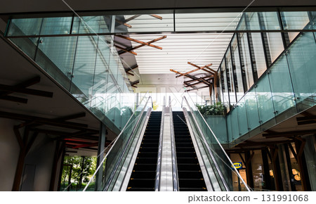 優衣庫原宿店大樓的戶外自動扶梯，原宿車站，晴朗的夏日天空，東京澀谷區 131991068
