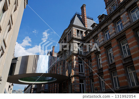 The round pedestrian bridge Passerelle Tondo connecting the Chamber of Representatives with Forum building, the Federal Government of Belgium, Brussels 131992054