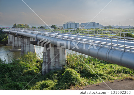 從左側看到的橫跨河流的渡槽/水渠 131992293