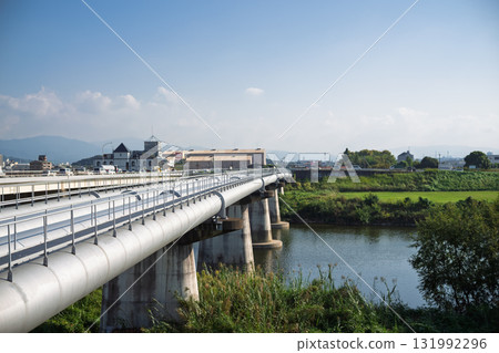 從右側看的橫跨河流的渡槽/水渠 131992296