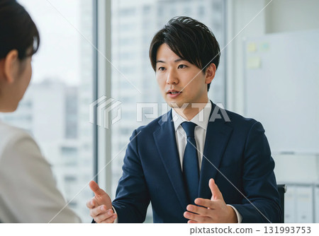 一名商人在工作(銷售場景) 一名商人在工作(銷售場景) 131993753