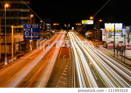 夜晚的國道和車燈的蹤跡 131993826