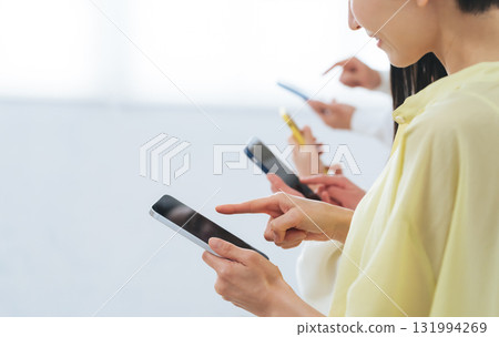 家庭成員使用智慧型手機的特寫 家庭成員使用智慧型手機的特寫 131994269