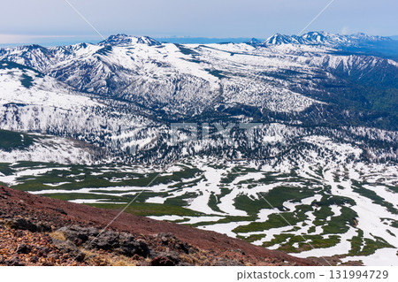 從北海道旭岳登山道眺望十勝山脈和白雪皚皚的山脈 131994729
