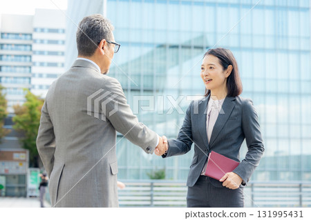 穿著西裝的男士和女士握手 131995431