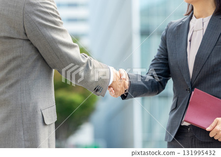 穿著西裝的男士和女士握手 131995432