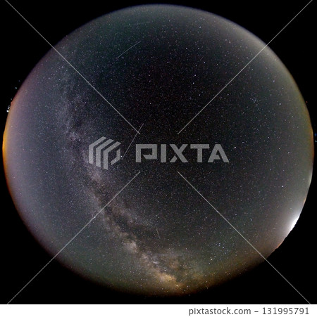 用魚眼鏡頭拍攝的夏季銀河 131995791