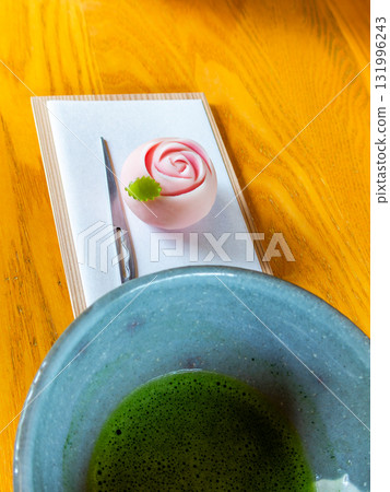 美味可口的玫瑰形日式甜點和抹茶 131996243