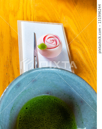 美味可口的玫瑰形日式甜點和抹茶 美味可口的玫瑰形日式甜點和抹茶 131996244