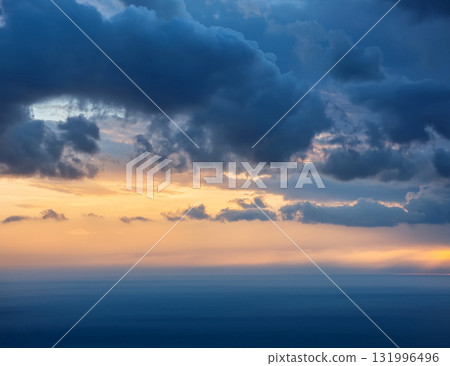 藍色和橙色平靜的早晨天空紋理 藍色和橙色平靜的早晨天空紋理 131996496